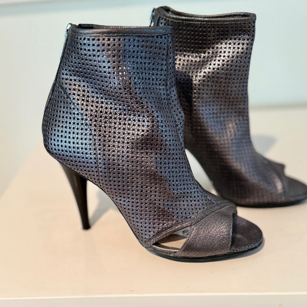 PELLE MODA Silver Metallic Leather Ankle Boots  Sz 7. Like New!